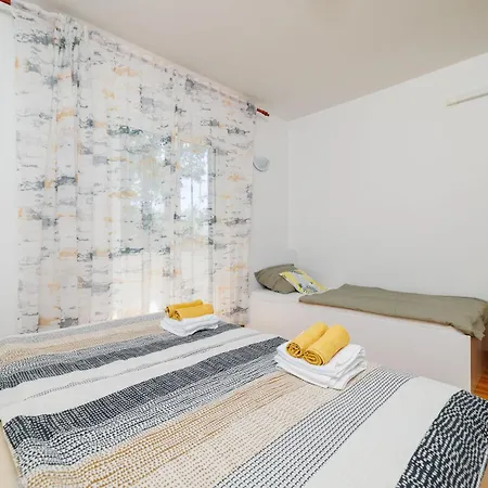 Apartment By The Sea In