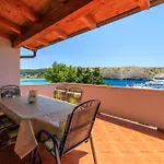 Apartman By The Sea In *